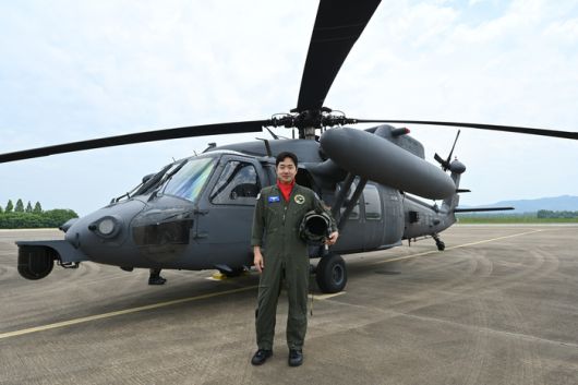 28일 시구에 나서는 공군 공중기동정찰사령부 예하 제6탐색구조비행전대 소속의 조종사 곽명석 소령. 사진 | 롯데 자이언츠