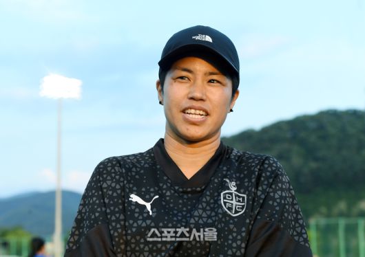 대전대덕대의 플레잉 골키퍼 코치 다케나카 레이가 23일 경남 합천에서 열린 ‘2025 스포츠케이션 명품도시 합천에서 펼쳐지는 제33회 여왕기 전국여자축구대회’ 대학부 울산과학대와의 경기 종료 후 스포츠서울 취재진과 인터뷰를 하고 있다. 다케나카 레이는 일본 U-20 국가대표 출신으로 WE리그 고베 아이낙 소속으로 프로리그까지 뛴 화려한 경력의 선수다.  2025. 6. 23.합천 | 박진업 기자 upandup@sportsseoul.com