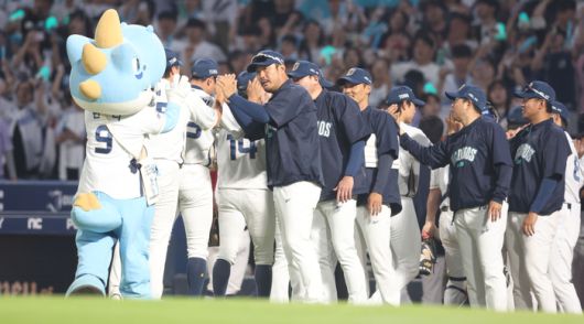 NC가 1일 창원NC파크에서 열린 2025 KBO리그 정규시즌 한화전 승리 후 축하하고 있다. 사진 | 연합뉴스