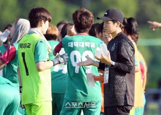 대전대덕대의 플레잉 골키퍼 코치 다케나카 레이(오른쪽)가 23일 경남 합천에서 열린 ‘2025 스포츠케이션 명품도시 합천에서 펼쳐지는 제33회 여왕기 전국여자축구대회’ 대학부 울산과학대와의 경기에서 전반 쿨링 타임에 선발 출전한 골키퍼 정다희에게 조언을 하고 있다. 다케나카 레이는 일본 U-20대표 출신으로 WE리그 고베 아이낙 소속으로 프로리그까지 뛴 화려한 경력의 선수다.  2025. 6. 23.합천 | 박진업 기자 upandup@sportsseoul.com