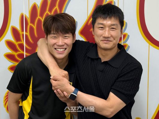 광주FC 이정효 감독과 오후성이 20일 광주축구전용구장에서 본지와 만나 인터뷰한 뒤 사진 촬영에 임하고 있다.광주 | 정다워 기자