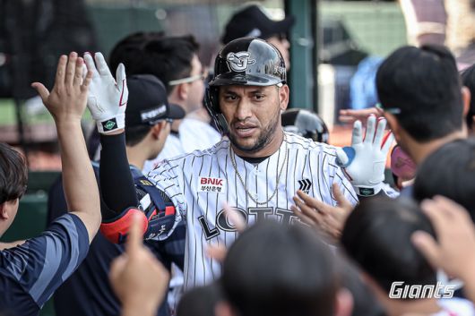 롯데 레이예스가 17일 부산 사직구장에서 열린 2025 KBO리그 정규시즌 삼성과 더블헤더 1차전서 홈런을 치고 더그아웃으로 들어와 동료들과 하이파이브 하고 있다. 사진 | 롯데 자이언츠