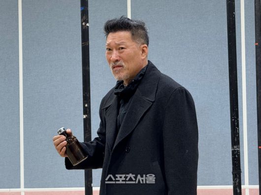 조정근이 24일 연극 ‘렛미인’ 연습실 프레스콜에서 주요 장면을 시연하고 있다. 사진 | 표권향 기자 gioia@sportsseoul.com