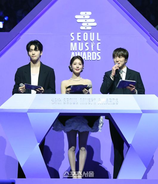 투모로우바이투게더(TXT) 수빈(왼쪽)과 아이들 미연(가운데), 위너 강승윤이 21일 오후 인천 중구 인스파이어 아레나에서 열린 제34회 ‘서울가요대상’에서 MC를 맡아 시상식을 진행하고 있다. 인천 | 박진업 기자 upandup@sportsseoul.com