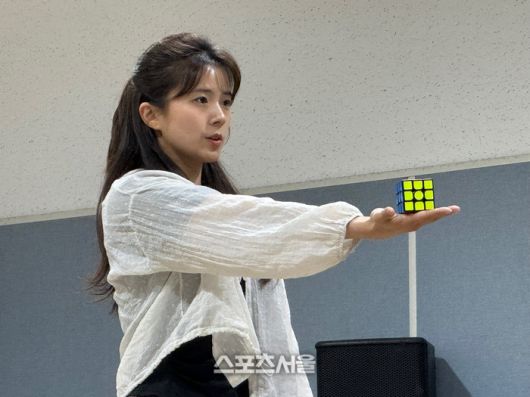 권슬아가 24일 연극 ‘렛미인’ 연습실 프레스콜에서 주요 장면을 시연하고 있다. 사진 | 표권향 기자 gioia@sportsseoul.com