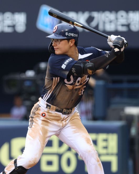 김동준이 타격에 임하고 있다. 사진 | 두산 베어스