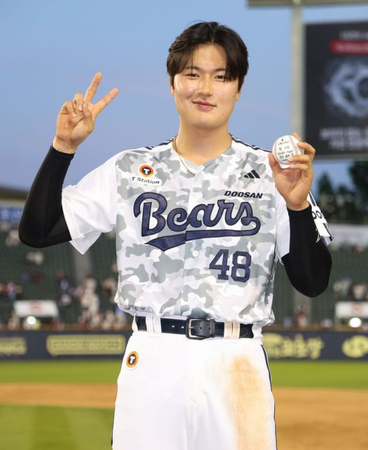 김동준이 홈런공을 들고 포즈를 취하고 있다. 사진 | 두산 베어스