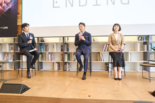 제78회 토니어워즈 6관왕에 빛나는 뮤지컬 ‘어쩌다 해피엔딩’의 박천휴 작가(가운데)가 24일 기자간담회에서 10주년 기념 공연에 대해 설명하고 있다. 사진 | NHN링크