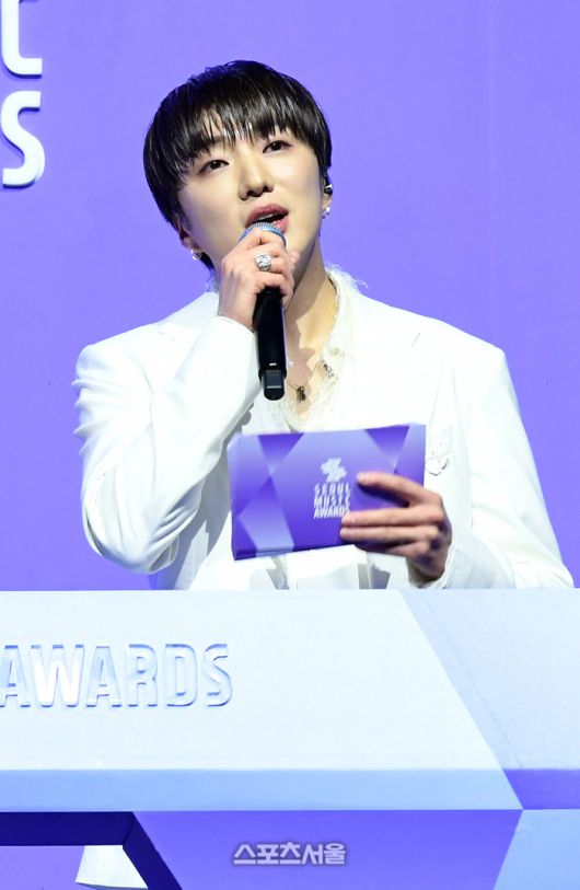 위너 강승윤이 21일 오후 인천 중구 인스파이어 아레나에서 열린 제34회 ‘서울가요대상’에서 시상식을 진행하고 있다. 강승윤은 투모로우바이투게더(TXT) 수빈, 아이들 미연과 함께 서울가요대상의 메인 MC를 맡았다. 인천 | 박진업 기자 upandup@sportsseoul.com