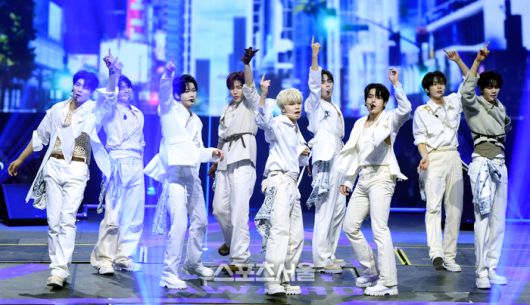 제로베이스원이 21일 인천 인스파이어 아레나에서 열린 제34회 서울가요대상에서 공연을 하고 있다. 2025. 6. 21.인천 | 최승섭기자 thunder@sportsseoul.com