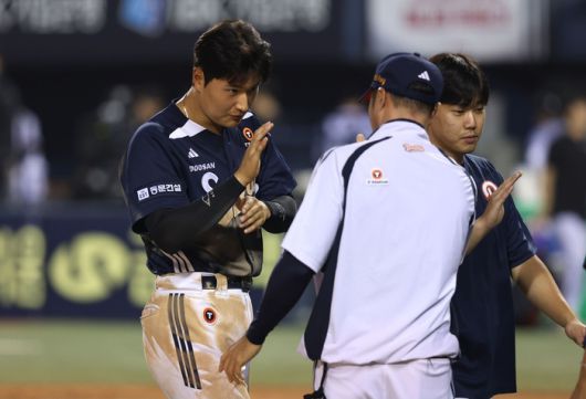 김동준이 조성환 감독과 하이파이브를 하고 있다. 사진 | 두산 베어스