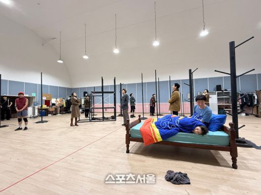 24일 연극 ‘렛미인’ 연습실 프레스콜에서 배우들이 주요 장면을 시연하고 있다. 사진 | 표권향 기자 gioia@sportsseoul.com