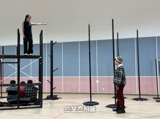 24일 연극 ‘렛미인’ 연습실 프레스콜에서 (왼쪽부터) 백승연과 안승균이 주요 장면을 시연하고 있다. 사진 | 표권향 기자 gioia@sportsseoul.com