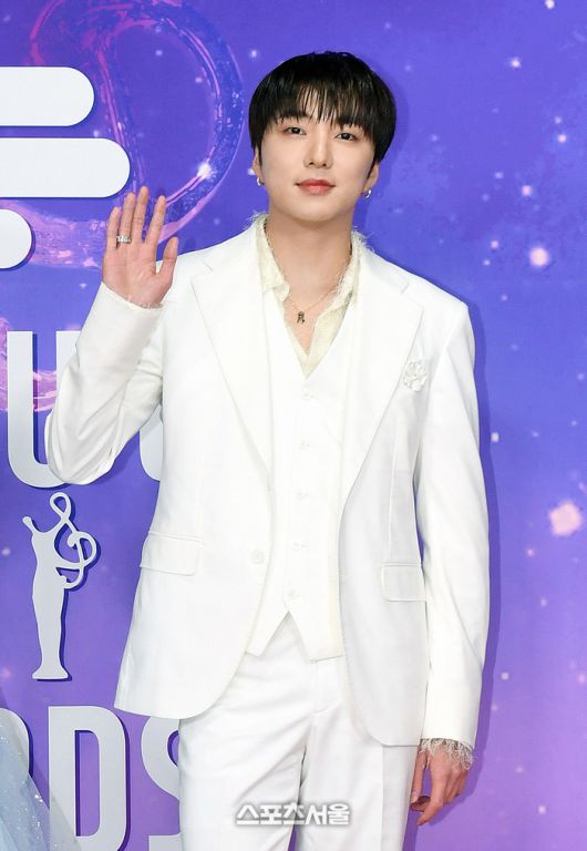 위너 강승윤이 21일 오후 인천 중구 인스파이어 아레나에서 열린 제34회 ‘서울가요대상’ 레드카펫에서 취재진을 향해 포즈를 취하고 있다. 강승윤은 투모로우바이투게더(TXT) 수빈, 아이들 미연과 함께 서울가요대상의 메인 MC를 맡았다. 2025. 6. 21. 인천 | 박진업 기자 upandup@sportsseoul.com