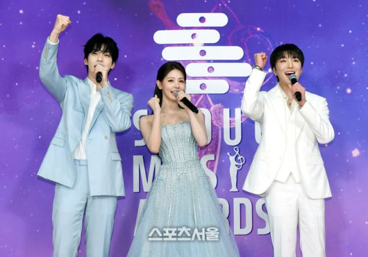 투모로우바이투게더(TXT) 수빈(왼쪽)과 아이들 미연(가운데),  위너 강승윤이 21일 오후 인천 중구 인스파이어 아레나에서 열린 제34회 ‘서울가요대상’ 레드카펫에서 파이팅을 외치고 있다. 세 사람은 서울가요대상의 메인 MC를 맡았다. 인천 | 박진업 기자 upandup@sportsseoul.com