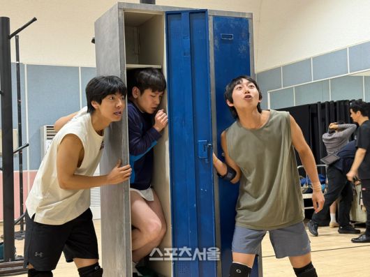 24일 연극 ‘렛미인’ 연습실 프레스콜에서 배우들이 주요 장면을 시연하고 있다. 사진 | 표권향 기자 gioia@sportsseoul.com