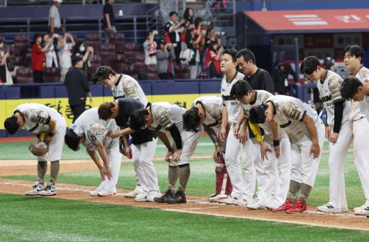 키움 선수단이 26일 서울 고척스카이돔에서 열린 2025 KBO리그 정규시즌 KIA전 무승부 후 인사하고 있다. 사진 | 연합뉴스