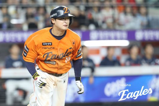 한화 이진영이 23일 대전 한화생명 볼파크에서 열린 2025 KBO리그 롯데전에서 안타를 치고 있다. 사진 | 한화 이글스