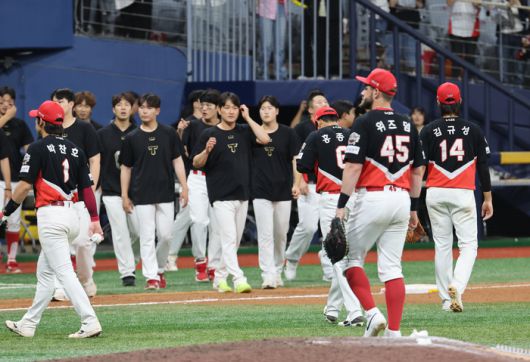 KIA 선수단이 26일 서울 고척스카이돔에서 열린 2025 KBO리그 정규시즌 키움전 무승부 후 더그아웃으로 들어가고 있다. 사진 | 연합뉴스