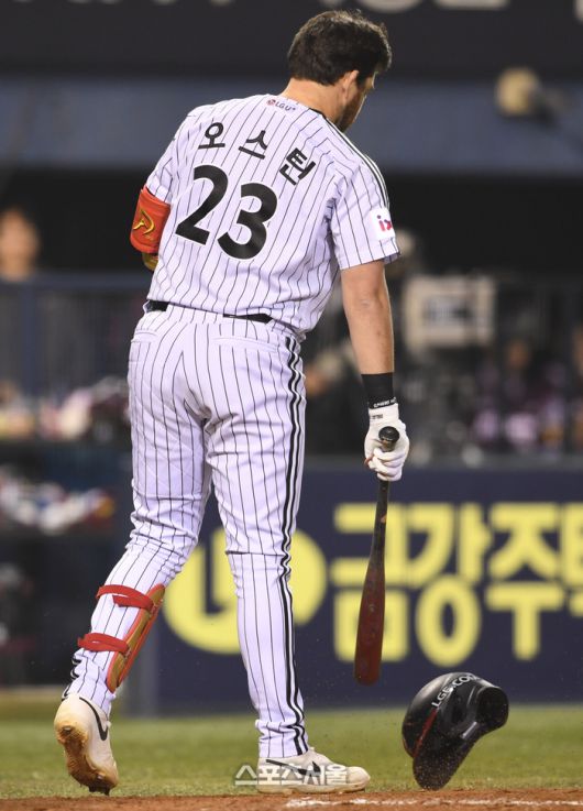LG 오스틴이 삼진을 당한 뒤 돌아선 모습. 잠실 | 박진업 기자 upandup@sportsseoul.com