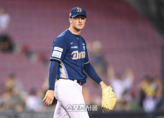 NC 선발투수 라일리가 그라운드를 지켜보고 있다. 잠실 | 최승섭기자 thunder@sportsseoul.com