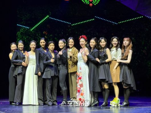 26일 뮤지컬 ‘프리다’ 프레스콜에서 12명의 주연 배우가 단체 사진을 촬영하고 있다. 사진 | 표권향 기자 gioia@sportsseoul.com