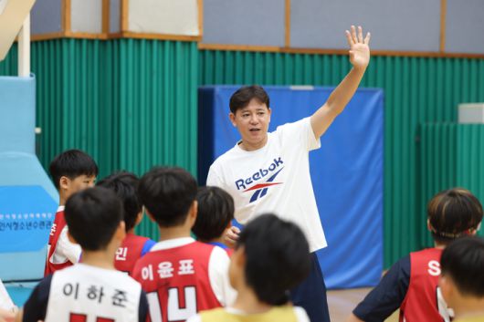 신기성 해설위원이 유소년 선수들을 지도하고 있다. 사진 | 대한민국농구협회