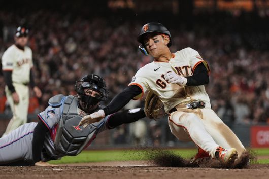 이정후는 25일(한국시간) 미국 캘리포니아주 샌프란시스코 오라클 파크에서 열린 2025 메이저리그(ML) 정규시즌 마이애미전 9회말 홈으로 들어오다가 태그 아웃되고 있다. 사진 | AP 연합뉴스