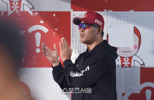 SSG 이숭용 감독이 선수들에게 박수를 보내고 있다. 수원 | 최승섭기자 thunder@sportsseoul.com