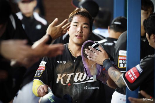 KT 안현민이 선수단의 환영을 받고 있다. 사진 | KT 위즈