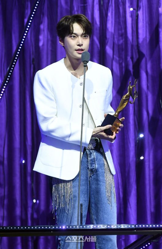 NCT 도영이 21일 오후 인천 중구 인스파이어 아레나에서 열린 제34회 ‘서울가요대상’에서 본상을 수상한 뒤 소감을 밝히고 있다. 2025. 6. 21. 인천 | 박진업 기자 upandup@sportsseoul.com