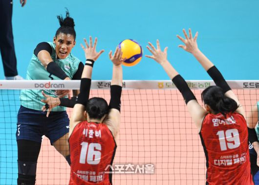 GS칼텍스 실바(왼쪽)가 19일 장충체육관에서 열린 2024-2025 V리그 여자부 페퍼저축은행과 경기에서 스파이크 공격을 하고 있다. 2025. 1. 19. 장충 | 박진업 기자 upandup@sportsseoul.com