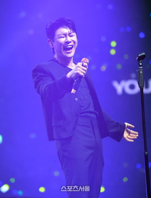 가수 영탁이 21일 오후 인천 중구 인스파이어 아레나에서 열린 제34회 ‘서울가요대상’에서 열정적인 무대를 선보이고 있다.  2025. 6. 21.  인천 | 박진업 기자 upandup@sportsseoul.com