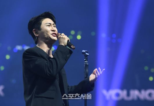 가수 영탁이 21일 오후 인천 중구 인스파이어 아레나에서 열린 제34회 ‘서울가요대상’에서 열정적인 무대를 선보이고 있다. 2025. 6. 21. 인천 | 박진업 기자 upandup@sportsseoul.com