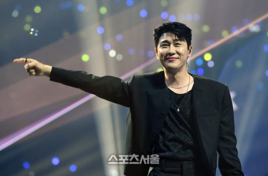 가수 영탁이 21일 오후 인천 중구 인스파이어 아레나에서 열린 제34회 ‘서울가요대상’에서 열정적인 무대를 선보이고 있다.  2025. 6. 21.  인천 | 박진업 기자 upandup@sportsseoul.com