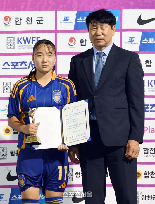 울산 현대청운중 임지혜(왼쪽)가 27일 경남 합천에서 열린 ‘2025 스포츠케이션 명품도시 합천에서 펼쳐지는 제33회 여왕기 전국여자축구대회’ 중등부 시상식에서 득점상을 수상한 뒤 시상자인 김현태 대한축구협회 대회위원장과 기념촬영을 하고 있다. 2025. 6. 27.합천 | 박진업 기자 upandup@sportsseoul.com