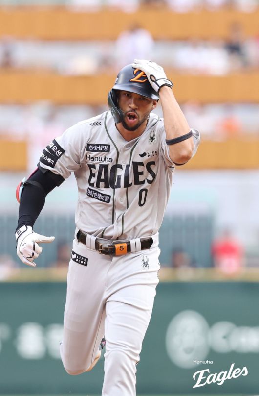 한화 리베라토가 28일 인천SSG랜더스필드에서 열린 2025 KBO리그 정규시즌 SSG전 6회초 홈런을 치고 환호하고 있다. 사진 | 한화 이글스