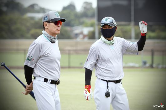 이강철 감독과 이야기를 나누고 있는 이종범 전 코치. 사진 | KT 위즈