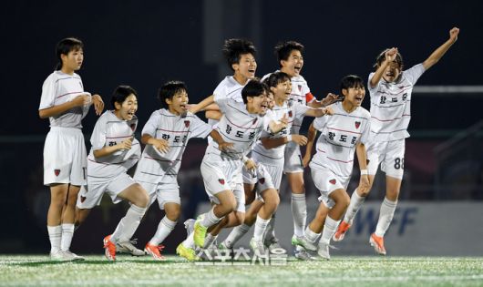 경북 포항항도중 선수들이 26일 경남 합천에서 열린 ‘2025 스포츠케이션 명품도시 합천에서 펼쳐지는 제33회 여왕기 전국여자축구대회’ 중등부 경남 진주여중과 준결승전 승부차기에서 골키퍼 이태연의 선방으로 결승 진출을 확정하면서 함께 기뻐하고 있다. 2025. 6. 26.합천 | 박진업 기자 upandup@sportsseoul.com