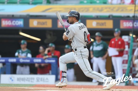 한화 리베라토가 28일 인천SSG랜더스필드에서 열린 2025 KBO리그 정규시즌 SSG전 6회초 홈런을 치고 있다. 사진 | 한화 이글스