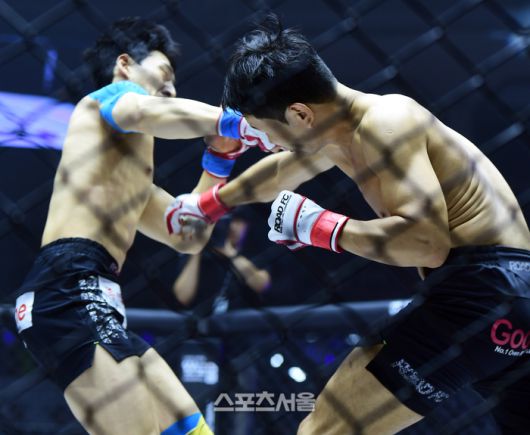 윤형빈이 밴쯔를 전광석화같은 카운터로 다운시키며 경기를 끝냈다.  이주상기자 rainbow@sportsseoul.com