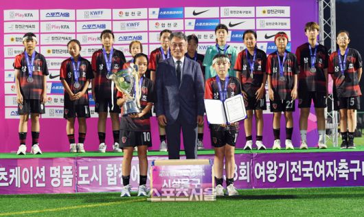 경북 상대초 선수들이 26일 경남 합천에서 열린 ‘2025 스포츠케이션 명품도시 합천에서 펼쳐지는 제33회 여왕기 전국여자축구대회’ 초등부 시상식에서 준우승 트로피를 받은 뒤 시상자인 한국여자축구연맹 양명석 회장과 기념촬영을 하고 있다. 2025. 6. 26.합천 | 박진업 기자 upandup@sportsseoul.com