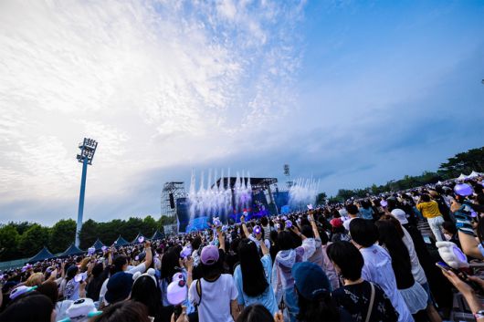 BTS 진이 지난 29일 고양 종합운동장 보조경기장에서 열린 팬 콘서트 ‘#RUNSEOKJIN_EP.TOUR’ 무대에 올랐다.사진 | 빅히트 뮤직