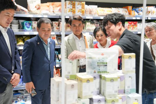 김진태 강원특별자치도지사가「강원 푸드&뷰티 독일 판촉전」에서 강원 기업들의 상품을 살펴보며 직원들을 격려하고 있다.  사진|강원특별자치도청