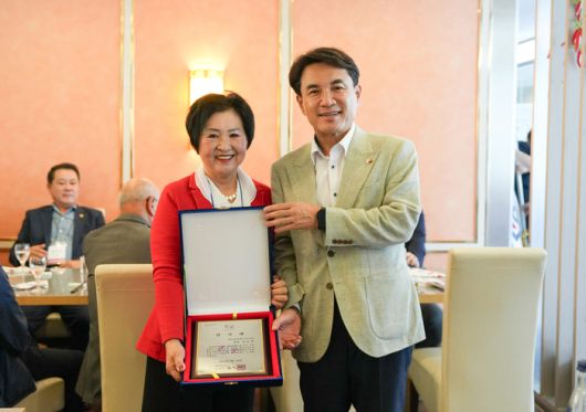 김진태 강원특별자치도지사가 김순복 재독강원특별자치도민회장에게  감사패를 수여하고 있다.  사진|강원특별자치도청