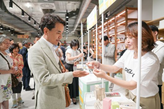 김진태 강원특별자치도지사가「강원 푸드&뷰티 독일 판촉전」에서 강원 기업들의 상품을 살펴보며 직원들을 격려하고 있다.  사진|강원특별자치도청