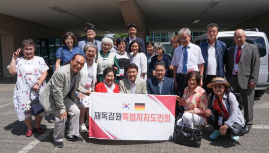 김진태 강원특별자치도지사가 재독강원특별자치도민회원들과 기념촬영을 하고 있다.  사진|강원특별자치도청