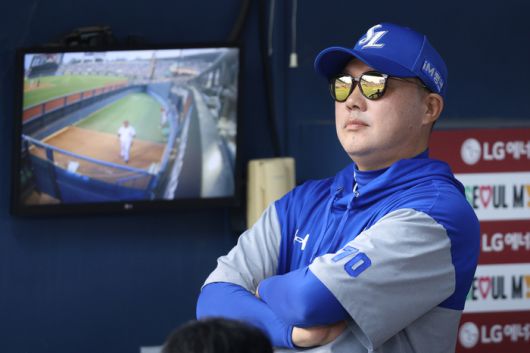 삼성 박진만 감독이 1일 서울 잠실구장에서 열린 2025 KBO리그 정규시즌 LG전을 더그아웃에서 지켜보고 있다. 사진 | 삼성 라이온즈