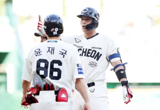 SSG 조형우가 29일 인천SSG랜더스필드에서 열린 2025 KBO리그 한화전에서 4회말 안타를 때린 후 세리머니를 하고 있다. 사진 | SSG 랜더스