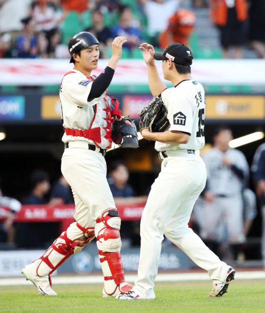 SSG 조형우(왼쪽)가 29일 인천SSG랜더스필드에서 열린 2025 KBO리그 한화전 승리 후 조병현과 함께 세리머니를 하고 있다. 사진 | SSG 랜더스